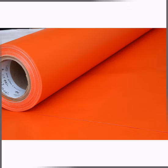 Teloni rivestiti laminati in tessuto di poliestere con rivestimento in tela di vinile ignifugo resistente ai raggi UV impermeabili da 18 once con rivestimento a coltello per tende di camion